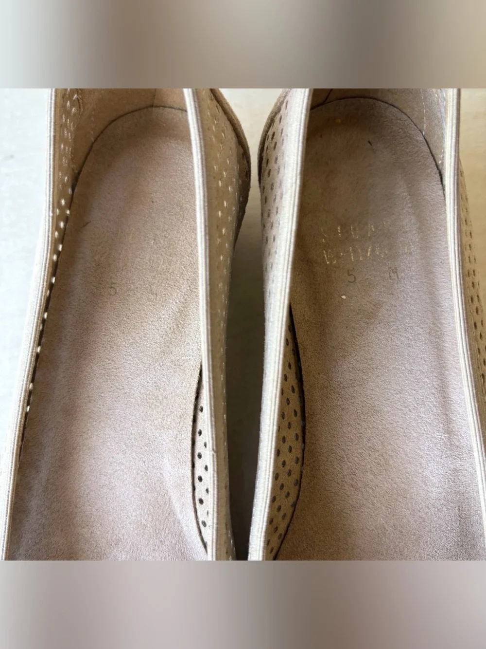 Stuart Weitzman Sz 5M Beige Suede Perforated Kitten Heel Loafers Wedge